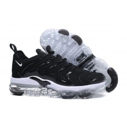 NIKE AIR VAPORMAX PLUS BLACK WHITE